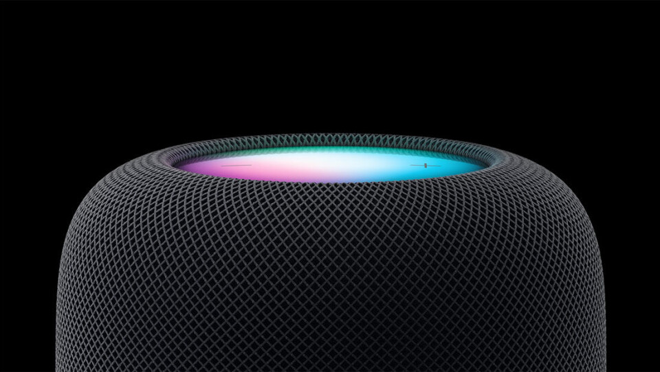 Homepod har en bakbelyst touchplatta i plast på ovansidan. Den kan användas för att bland annat styra volymen för hand, och börjar lysa när Siri är aktiverad. Foto: Press Homepod har en bakbelyst touchplatta i plast på ovansidan. Den kan användas för att bland annat styra volymen för hand, och börjar lysa när Siri är aktiverad. Foto: Press