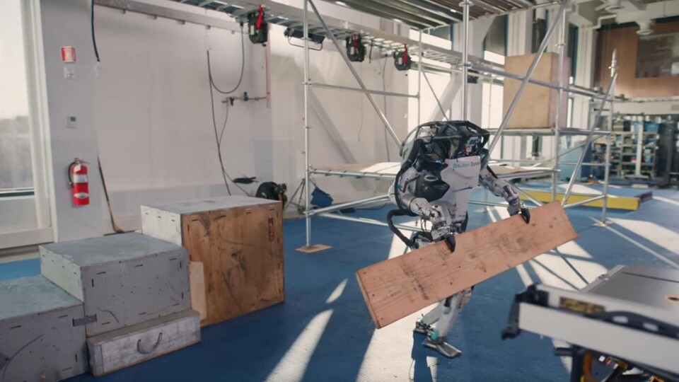 Roboten Atlas har fått nävar – eller snarare två klor. Foto: Boston Dynamics/Youtube Roboten Atlas har fått nävar – eller snarare två klor. Foto: Boston Dynamics/Youtube