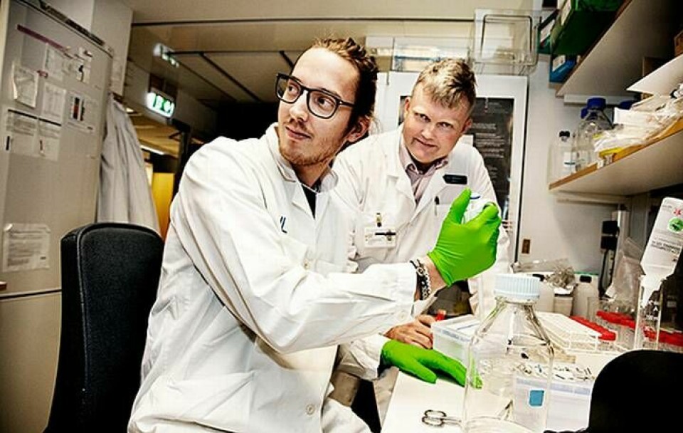 Ola Winqvist (till höger), överläkare och prisad innovatör, har utvecklat en ny teknik för att rena blodet från den typ av vita blodkroppar som driver på inflammationer i kroppen. I förgrunden Christian Lundgren. Foto: Jörgen Appelgren