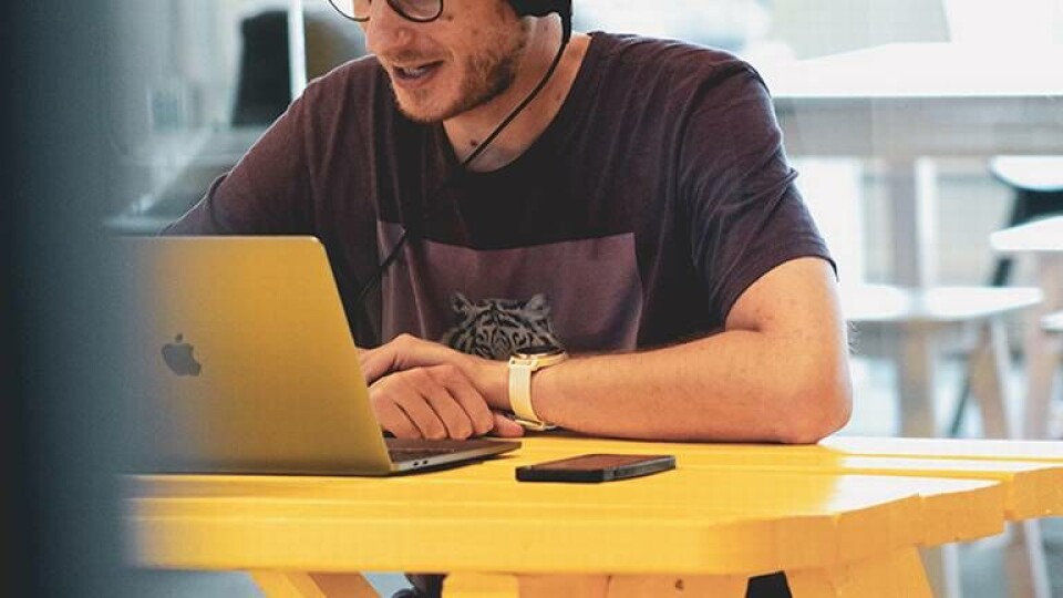 Ord är en sak under arbetsintervjun. Men kroppsspråket är minst lika viktigt. Foto: Unsplash Ord är en sak under arbetsintervjun. Men kroppsspråket är minst lika viktigt. Foto: Unsplash