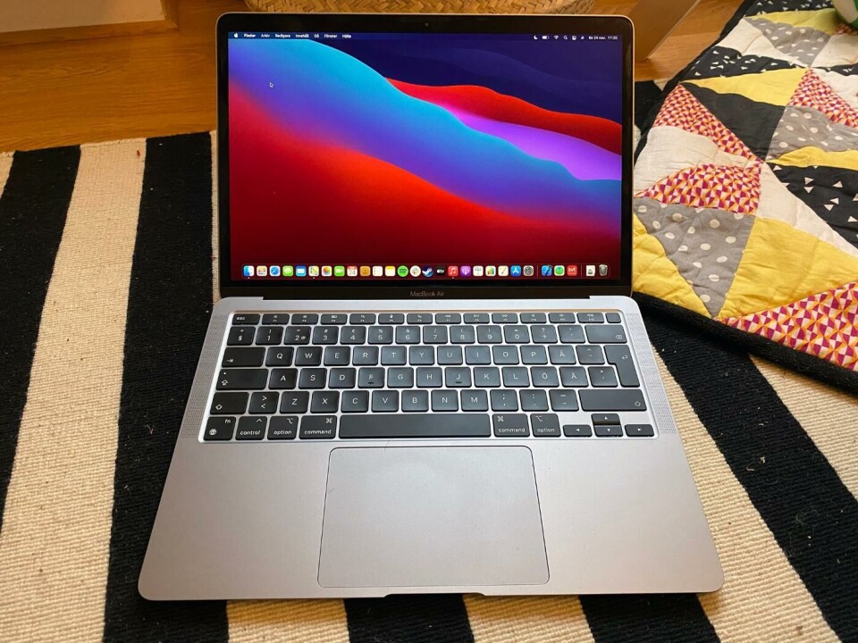 Tack vare M1-chipet kan lilla nätta Macbook Air leverera riktigt bra prestanda. Foto: Kalle Wiklund Tack vare M1-chipet kan lilla nätta Macbook Air leverera riktigt bra prestanda. Foto: Kalle Wiklund