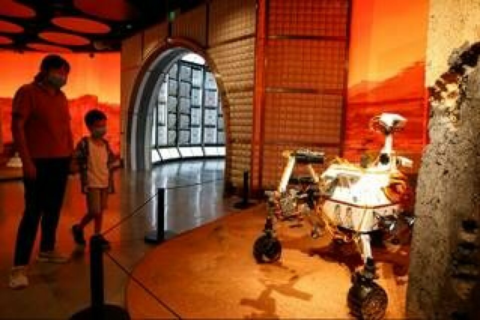 En modell av Kinas Mars-rover Tianwen-1 på en utställning i Kina. Foto: Ng Han Guan
