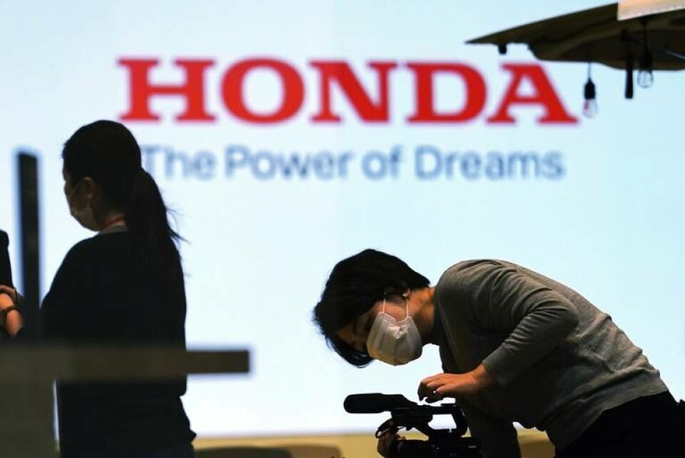 Journalister med munskydd bevakade presskonferensen i Tokyo. Foto: Eugene Hoshiko/AP/TT Journalister med munskydd bevakade presskonferensen i Tokyo. Foto: Eugene Hoshiko/AP/TT