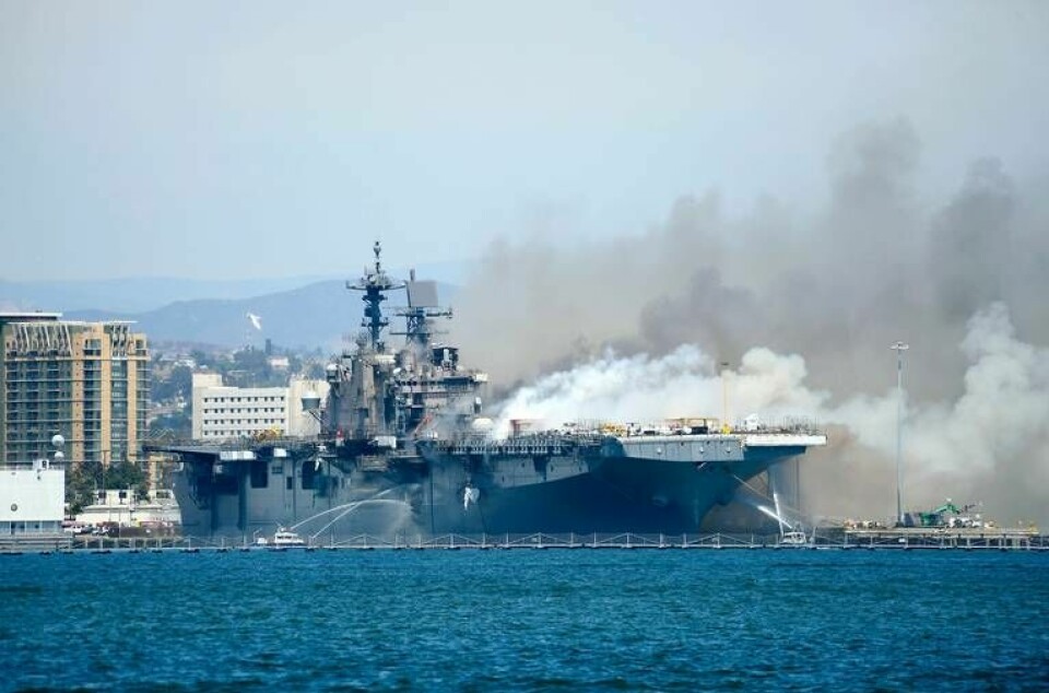 På söndagmorgonen, amerikansk tid, utbröt en brand på det 257 meter långa stridsfartyget. Foto: Lt. John J. Mike.