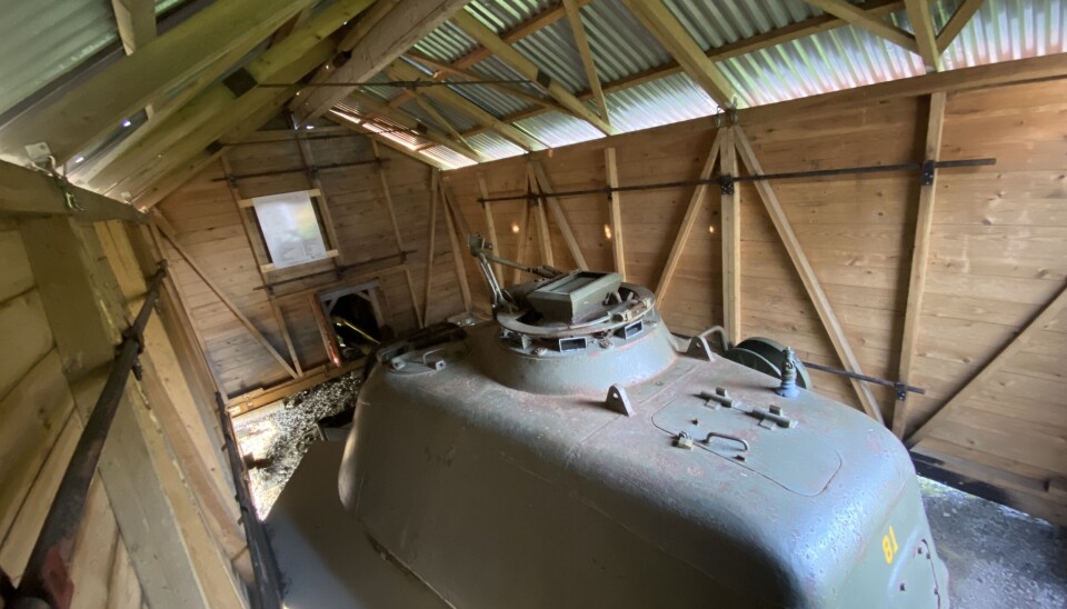 Stugan döljer ett inbyggt torn från en stridsvagn 74. Vid ett anfall mot bron över Råne älv i Melderstein, där värntornet ursprungligen var placerat, skulle järnrören ryckas bort och väggarna fällas så att kanonen kunde tas i bruk. Foto: Angelica Söderberg Stugan döljer ett inbyggt torn från en stridsvagn 74. Vid ett anfall mot bron över Råne älv i Melderstein, där värntornet ursprungligen var placerat, skulle järnrören ryckas bort och väggarna fällas så att kanonen kunde tas i bruk. Foto: Angelica Söderberg
