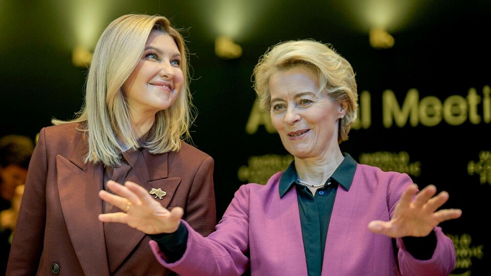 Olena Zelenska, den ukrainske presidentens fru och EU-kommissionens ordförande Ursula von der Leyen var först bland talarna när World Economic Forum inleddes i schweiziska Davos. Foto: Markus Schreiber/AP/TT Olena Zelenska, den ukrainske presidentens fru och EU-kommissionens ordförande Ursula von der Leyen var först bland talarna när World Economic Forum inleddes i schweiziska Davos. Foto: Markus Schreiber/AP/TT