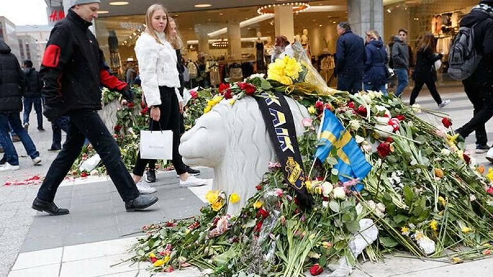 Blommor vid platsen för dådet på Drottninggatan. Foto: Johan Jeppsson / IBL Bildbyrå Blommor vid platsen för dådet på Drottninggatan. Foto: Johan Jeppsson / IBL Bildbyrå