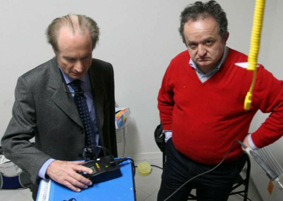 Professor Giuseppe Levi, till höger, från universitetet i Bologna övervakade experimentet och har skrivit en rapport. Foto: Federico Borella