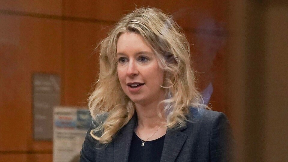 Elizabeth Holmes under ett rättegångsframträdande i oktober. Arkivbild. Foto: Jeff Chiu/AP/TT Elizabeth Holmes under ett rättegångsframträdande i oktober. Arkivbild. Foto: Jeff Chiu/AP/TT