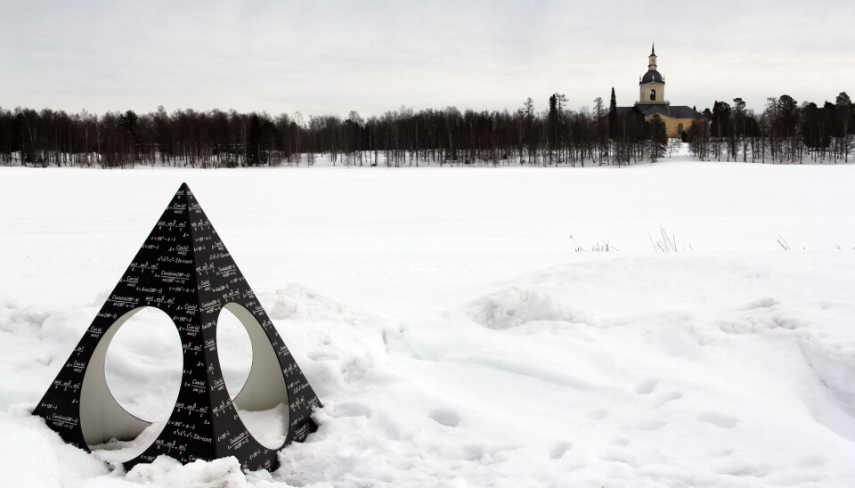 Skulpturen Struves triangel av konstnären Victoria Andersson är placerad på Torneälvens strand i Haparanda, med utsikt mot den finska världsarvspunkten Nedertorneå kyrka. Foto: Angelica Söderberg Skulpturen Struves triangel av konstnären Victoria Andersson är placerad på Torneälvens strand i Haparanda, med utsikt mot den finska världsarvspunkten Nedertorneå kyrka. Foto: Angelica Söderberg