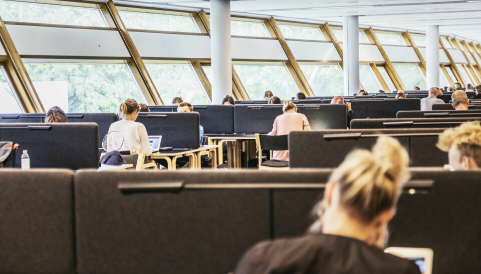 En chattrobot fick nätt och jämnt godkänt på en juridiktenta i USA. Här sitter studenter och pluggar i en läsesal på Stockholms universitet. Arkivbild.