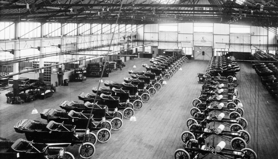 Henry Fords bensinbil Model T innebar början till slutet för dåtidens elbilsproduktion. Här tillverkas långa rader av modellen i Fords fabrik i Manchester.
