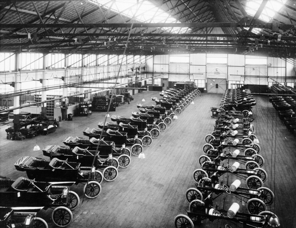 Henry Fords bensinbil Model T innebar början till slutet för dåtidens elbilsproduktion. Här tillverkas långa rader av modellen i Fords fabrik i Manchester.
