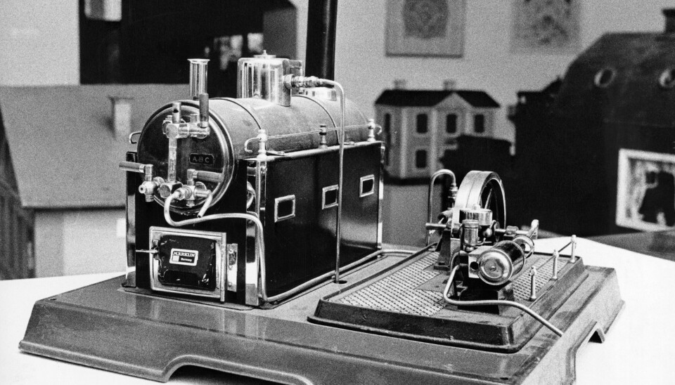 Under Märklins tidiga historia hade företaget ännu inte specialiserat sig på modelltåg, utan tillverkade även ångmaskiner som den på bilden. Det fanns 90 olika ångdrivna modeller i Märklins katalog 1910.
