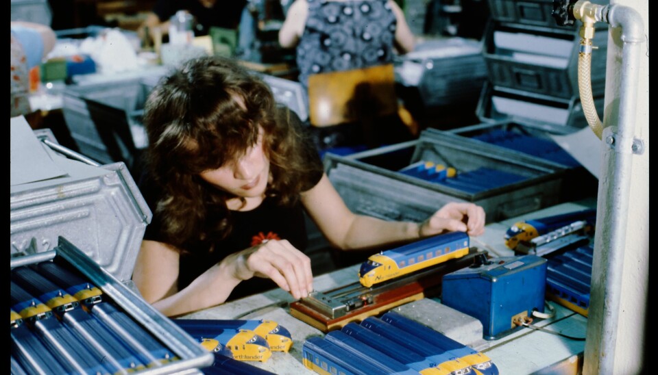 När hemdatorer och handhållna spel slog igenom stort under 1980-talet falnade intresset för modelltåg. Det fick Märklin att storsatsa på digitala lösningar. 1984, året innan denna bild från Tyskland, kom Märklins första digitala centralenhet och handkontroller anslutna med kabel för varje lok.