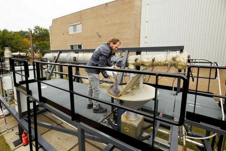 Järnpulver hälls i bränsletanken i anläggningen vid bryggeriet Bavaria i Lieshout, Nederländerna. Foto: Bart van Overbeeke