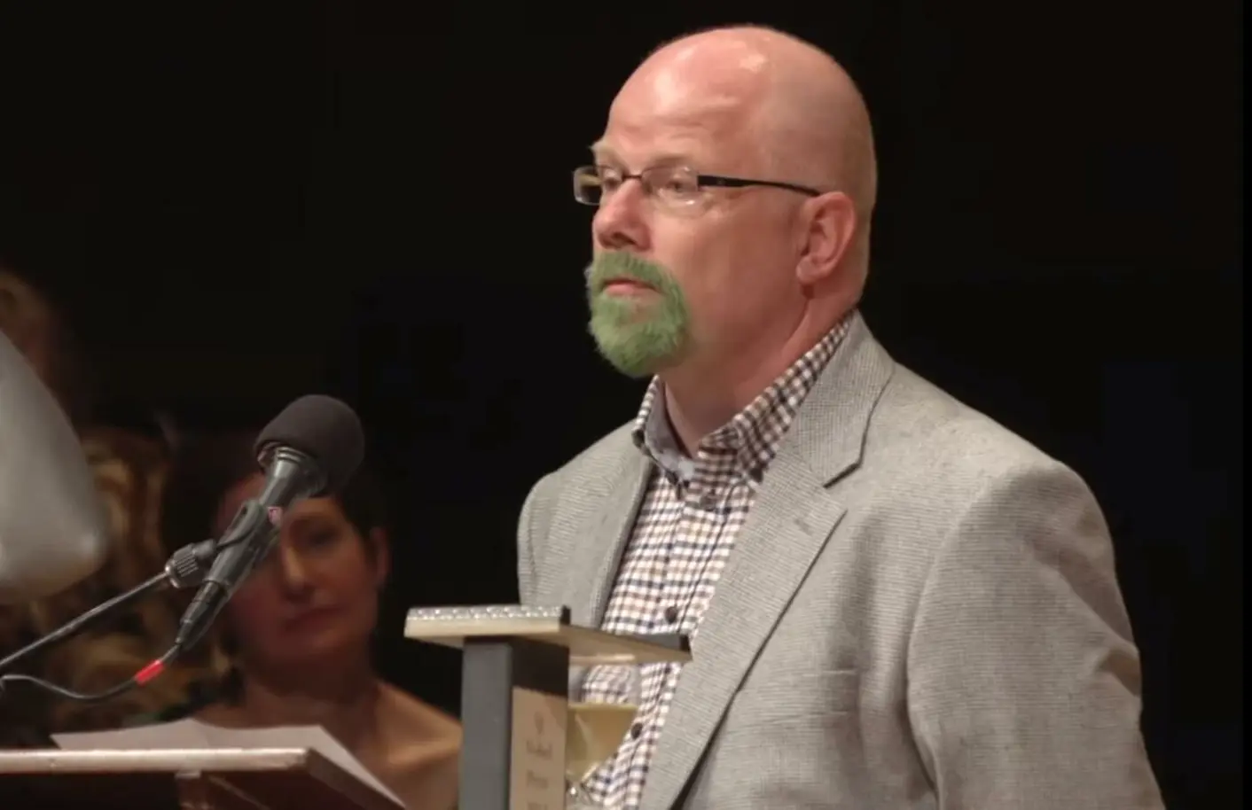 Johan Petterson, dagen till ära med grönfärgat skägg.