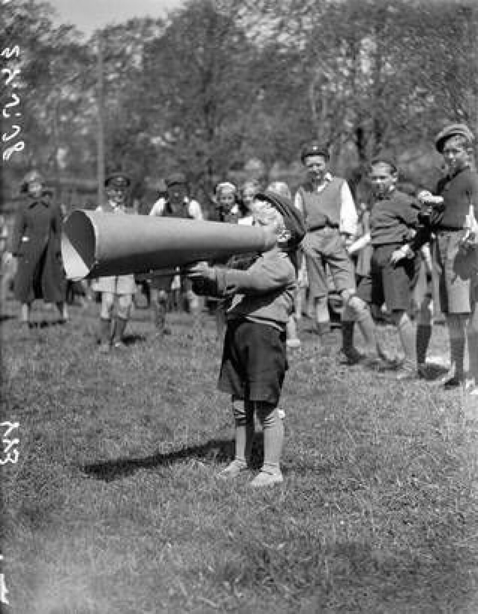 Liten pojke med megafon, 1938. Är inte kopplad till 'tonårsskrämman'. Foto: Kamerareportage/TT