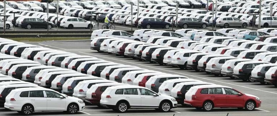 Nybygga bilar vid Volkswagens fabrik i Zwickau, Tyskland, den 17 mars – dagen då företaget meddelade att de flesta av fabrikerna i Europa skulle stängas. Foto: TT