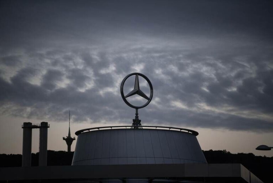 Daimler, som bland annat tillverkar Mercedes-Benz, vars huvudkontor ses här, erbjuder USA att betala över 19 miljarder kronor för dieselskandalen. Arkivbild. Foto: Marijan Murat/dpa via AP/TT Daimler, som bland annat tillverkar Mercedes-Benz, vars huvudkontor ses här, erbjuder USA att betala över 19 miljarder kronor för dieselskandalen. Arkivbild. Foto: Marijan Murat/dpa via AP/TT