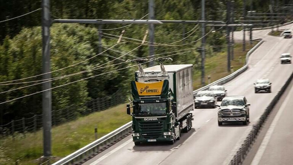 Projektet Elväg E18 i Sandviken startade i juni 2016, och använder lufledningar för laddning under färd. Scania och Siemens är huvudaktörer i projektet. Foto: Niklas Larsson Projektet Elväg E18 i Sandviken startade i juni 2016, och använder lufledningar för laddning under färd. Scania och Siemens är huvudaktörer i projektet. Foto: Niklas Larsson