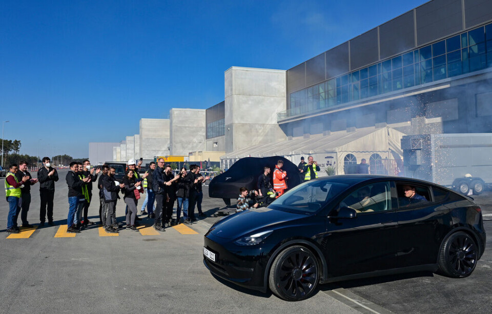 Snart utan någon vid ratten? En nybyggd Tesla rullar ut från företagets tyska fabrik vid invigningen i våras. Foto: Patrick Pleul/pool/AP/TT Snart utan någon vid ratten? En nybyggd Tesla rullar ut från företagets tyska fabrik vid invigningen i våras. Foto: Patrick Pleul/pool/AP/TT
