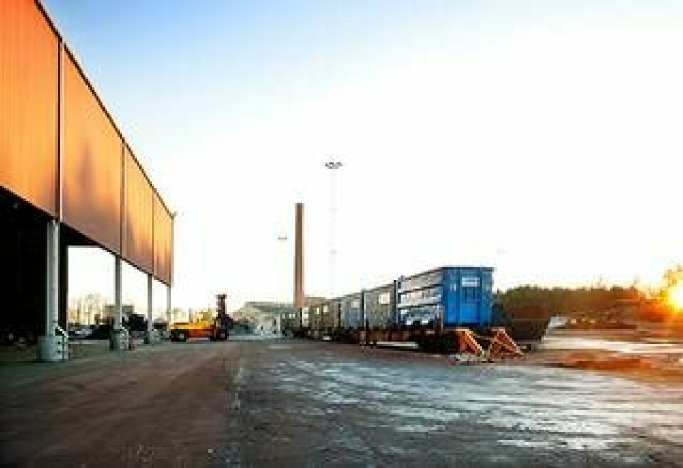 1. Leverans. Varje vecka kommer i snitt 3 000 ton återvunnen stål till Sandviken. Transporterna med tåg ökar, men cirka 65 procent kommer ännu med lastbil. Foto: Stefan Estassy och Sandvik