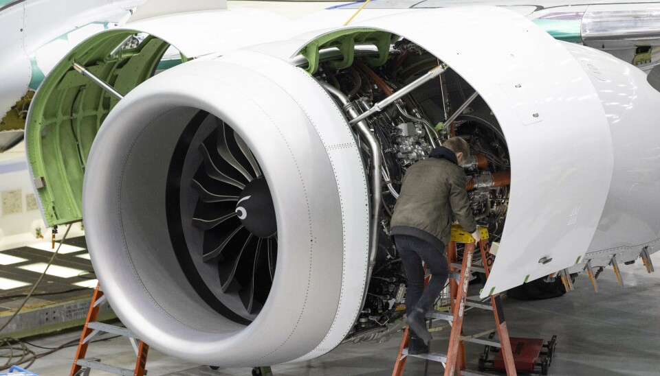 Boeing jagar ingenjörer och fabrikspersonal för att öka produktionsvolymen. Arkivbild En boeing-motor.