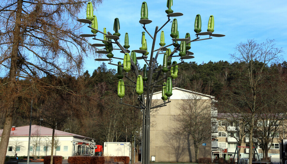 Den tio meter höga skapelsen har 30 små vindturbiner och 20 minisolceller.
