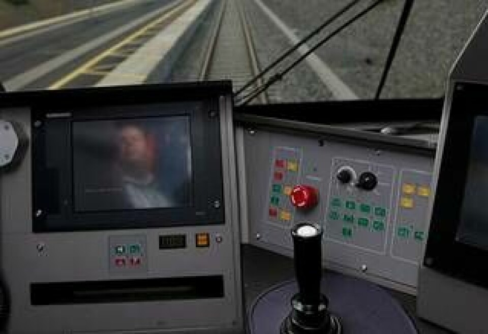Förarens spegelbild syns i en av skärmarna i det sprillans nya tåget. Foto: Henrik Montgomery/Scanpix