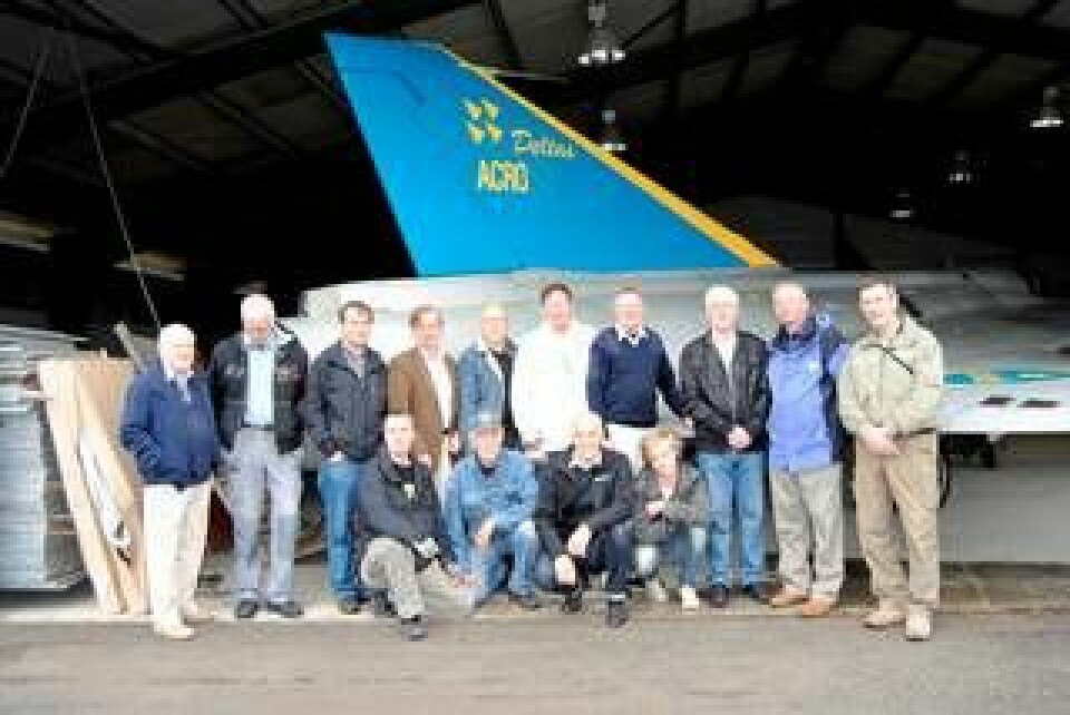 Hela gänget bakom renoveringen av Drakenplanet på Tullinges gamla flygflottilj F18. Nymålad stjärtfena med uppvisningsgruppen Acro Deltas logotype. Klicka för större bild.