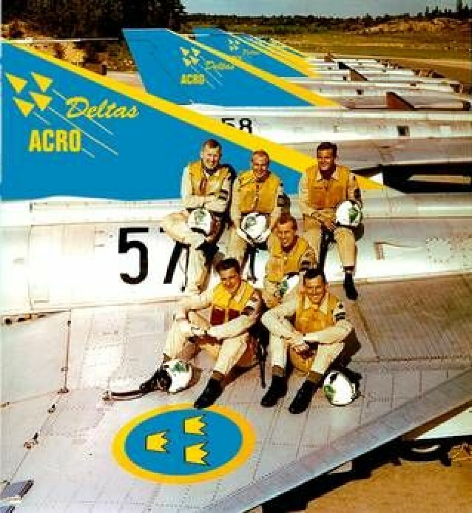 Den klassiska bilden på de sex Acro Deltas-planen och deras piloter från 1964. Klicka för större bild.