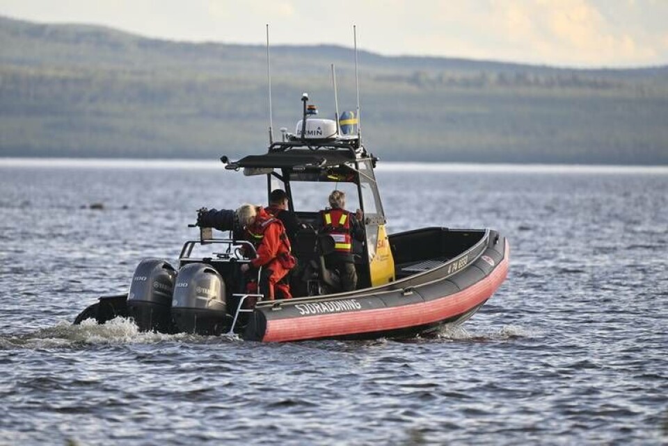 Ett mindre flygplan kraschade i Siljan under måndagseftermiddagen. Under kvällen deltar personal från räddningstjänsten, Sjöräddningssällskapet och polis i räddningsarbetet. Foto: Nisse Schmidt/TT Ett mindre flygplan kraschade i Siljan under måndagseftermiddagen. Under kvällen deltar personal från räddningstjänsten, Sjöräddningssällskapet och polis i räddningsarbetet. Foto: Nisse Schmidt/TT