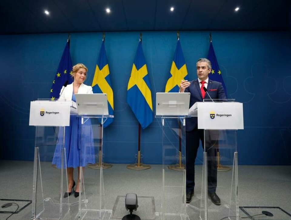 Klimat- och miljöminister Annika Strandhäll och energiminister Khashayar Farmanbar håller en pressträff om Sveriges energiförsörjning där regeringen öppnar för att förlänga driften av kärnkraftverken i Sverige. Foto: Ali Lorestani/TT Klimat- och miljöminister Annika Strandhäll och energiminister Khashayar Farmanbar håller en pressträff om Sveriges energiförsörjning där regeringen öppnar för att förlänga driften av kärnkraftverken i Sverige. Foto: Ali Lorestani/TT