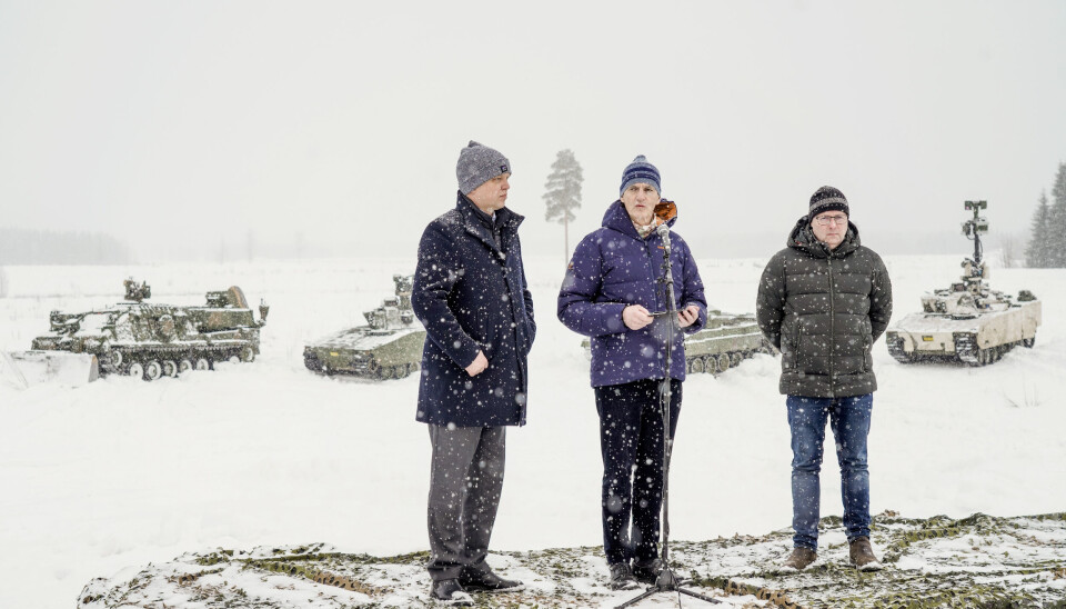 Norges statsmnister Jonas Gahr Støre, flankerad av finansminister Trygve Slagsvold Vedum och försvarsminister Bjørn Arild Gram under fredagens presskonferens. Norges statsmnister Jonas Gahr Støre, flankerad av finansminister Trygve Slagsvold Vedum och försvarsminister Bjørn Arild Gram under fredagens presskonferens.