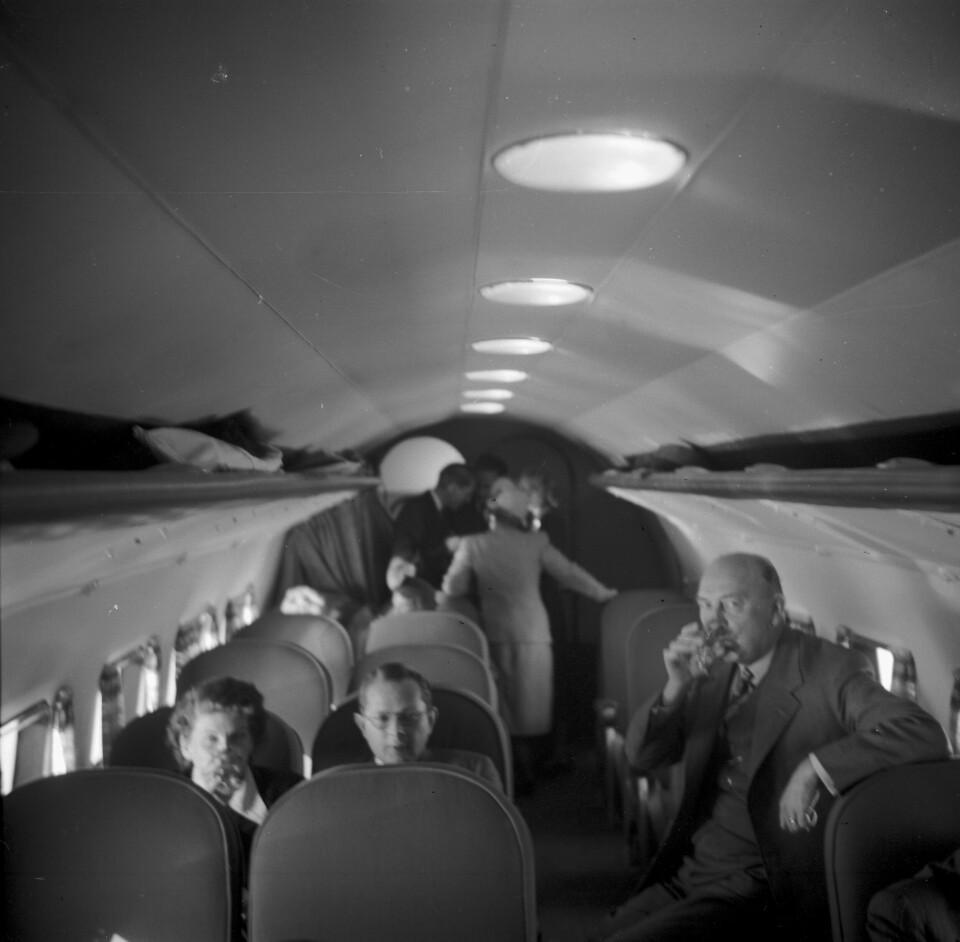 Passagerarkabinen med sätena arrangerade 2+1. Det fanns också planer på 2+2. Lägg märke till att så kallade lockers för kabinbagage saknas. De skulle komma att införas först med de första jetdrivna passagerarflygplanen och de ökade passagerarvolymerna.