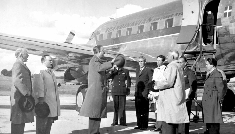 Första serieflygplanet SE-BSA överlämnades till SAS den 10 mars 1950. Från vänster ses direktören Esse Nordquist, Erik Norman, Saabchefen Tryggve Holm, kontrollingenjören Stenquist, civilingenjören Lars Tullberg, tekniske chefen vid SAS Karl Lignell och Carl Larsson, några av den tidens mer kända flygprofiler.