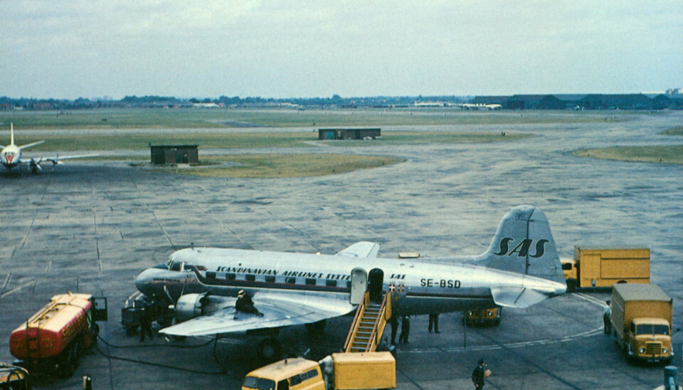 Saab 90A-2 Scandia, SE-BSD parkerad på plattan vid London Airport, nuvarande Heathrow. Flygplanet levererades till SAS i november som ”Grim Viking”, såldes till brasilianska flygbolaget Viacâo Aérea São Paulo i november 1957 som PP-SQV, och totalhavererade vid São Paolo 1959 varvid alla 20 omkom. Saab 90A-2 Scandia, SE-BSD parkerad på plattan vid London Airport, nuvarande Heathrow. Flygplanet levererades till SAS i november som ”Grim Viking”, såldes till brasilianska flygbolaget Viacâo Aérea São Paulo i november 1957 som PP-SQV, och totalhavererade vid São Paolo 1959 varvid alla 20 omkom.