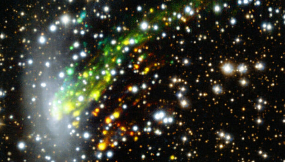 Galaxen ESO 137-001 rusar in i en vidsträckt galaxhop. Arkivbild.