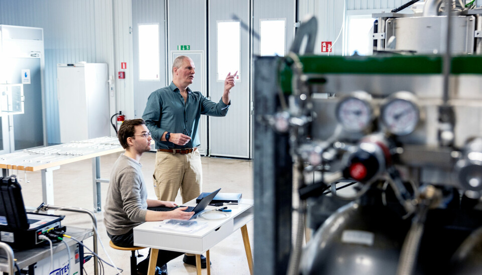 Teksics vd Olof Kordina och programmeraren Carl Hannerz spanar in en av företagets PVT-utrustningar (physical vapor transport) .