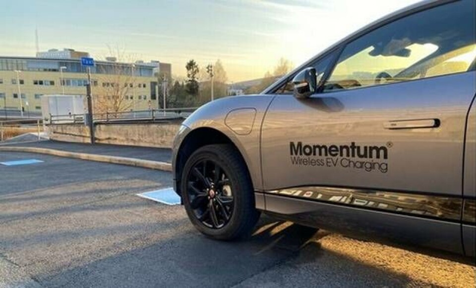 En taxi i Oslo rullar fram mot Momentum Dynamics laddplatta på 75 kW. Foto: Momentum Dynamics En taxi i Oslo rullar fram mot Momentum Dynamics laddplatta på 75 kW. Foto: Momentum Dynamics
