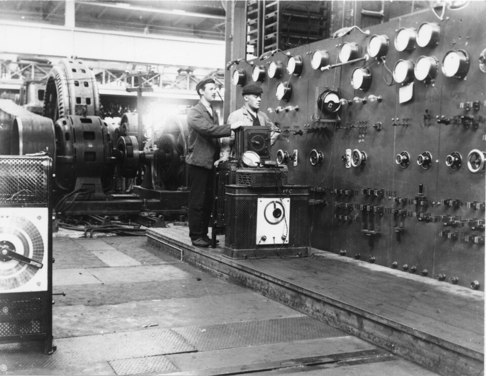 Provning av generator i Asea:s verkstad, tidigt 1900-tal. Asea och Jonas Wenström var drivande krafter i den tidiga elektrifieringen. Foto: TEKNISKA MUSEET