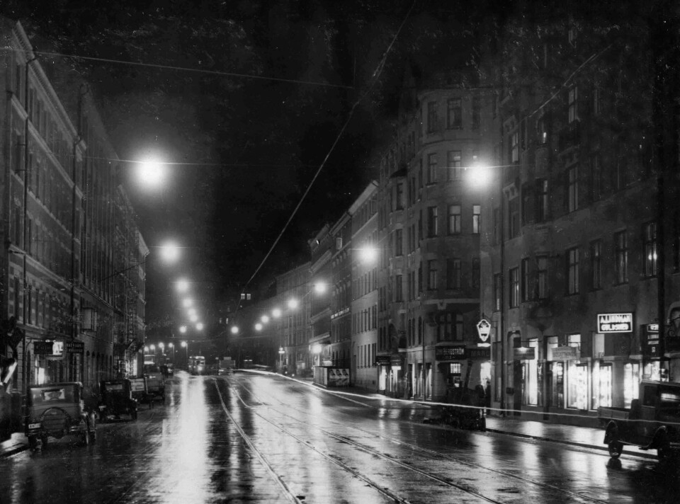 Sankt Eriksgatan i Stockholm, en höstnatt 1930. På bara ett par decennier blev huvudstaden elektrifierad, även om de sista offentliga gaslyktorna inte släcktes förrän på 40-talet. Foto: WIKIMEDIA