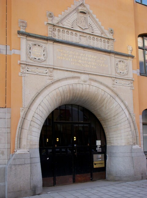 När Brunkebergsverket revs i början av 1960-talet, räddades byggnadens portal och flyttades till dåvarande Stockholms elektricitetsverks huvudkontor på Tulegatan. Foto: HOLGER ELLGAARD