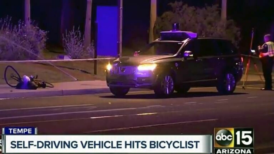 Enligt polisen i Arizona var bilen i självkörandeläge med en förare bakom ratten när en kvinna som gick över vägen blev påkörd. Foto: ABC-15.com via AP / TT