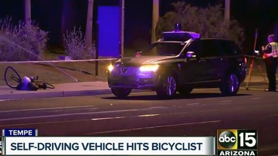 Enligt polisen i Arizona var bilen i självkörandeläge med en förare bakom ratten när en kvinna som gick över vägen blev påkörd. Foto: ABC-15.com via AP / TT Enligt polisen i Arizona var bilen i självkörandeläge med en förare bakom ratten när en kvinna som gick över vägen blev påkörd. Foto: ABC-15.com via AP / TT