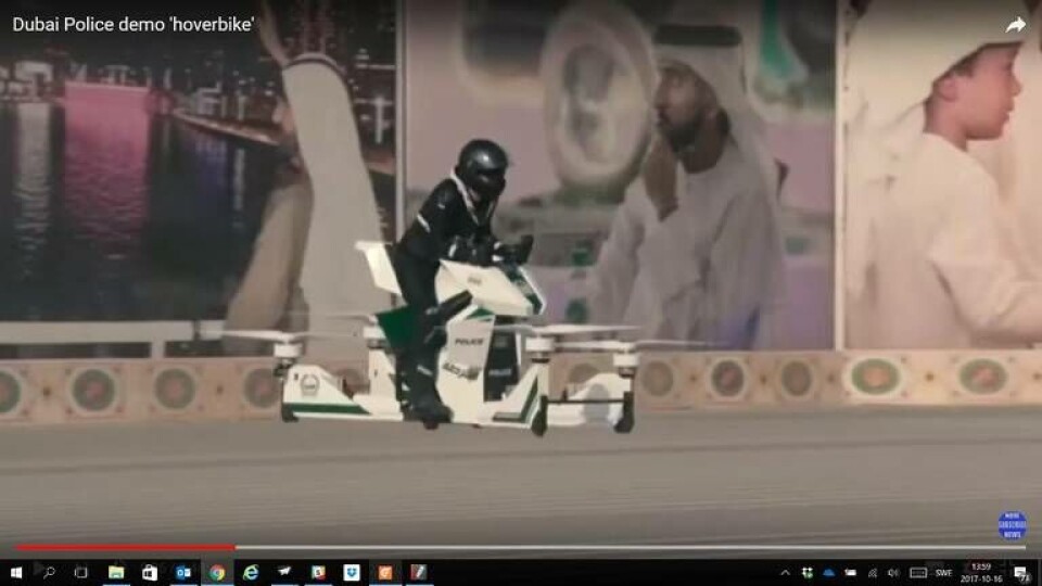 En polis som svävar i det blå. Foto: Dubai police En polis som svävar i det blå. Foto: Dubai police