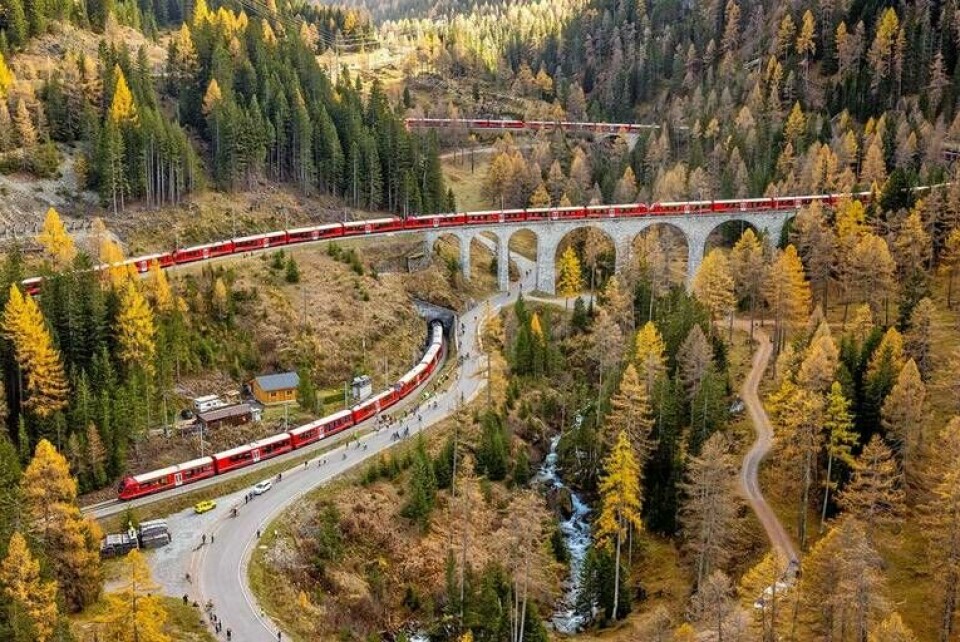 Här ringlar ett 2 km långt passagerartåg i Schweiz. Foto: RhB
