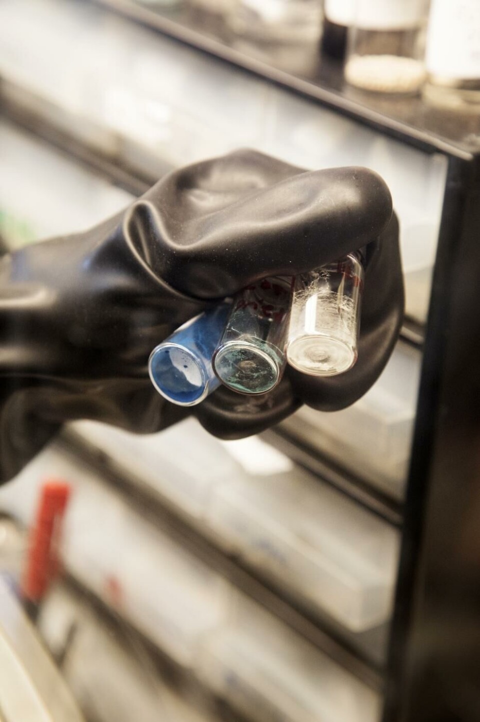Batterimaterialet preussisk vit kan tillverkas med större eller mindre mängd natrium. Ju högre natriumhalt, desto vitare blir pulvret.Foto: Jörgen Appelgren Batterimaterialet preussisk vit kan tillverkas med större eller mindre mängd natrium. Ju högre natriumhalt, desto vitare blir pulvret.Foto: Jörgen Appelgren