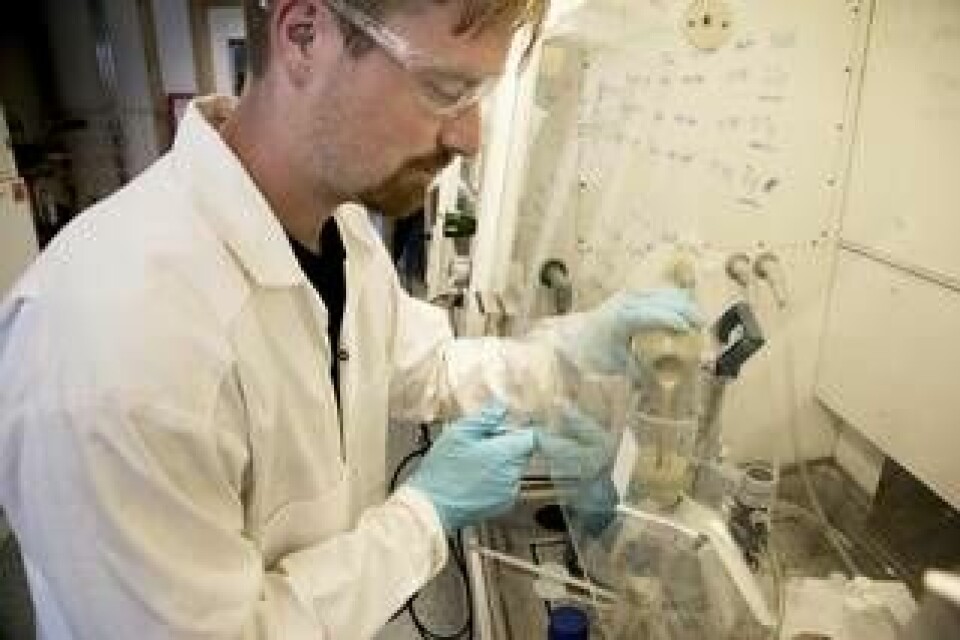 Forskare vid Uppsala universitet har tagit fram ett enklare och billigare sätt att tillverka preussisk vit, som de hoppas ska bli ett framtida elektrodmaterial i natriumjonbatterier. Här arbetar Ronnie Mogensen med materialet på Ångströmlaboratoriet.